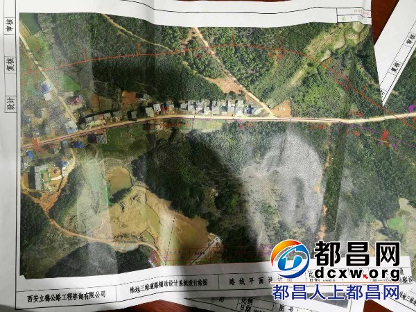 乡政府偷偷摸摸来吕万山村测量田地,三周公路